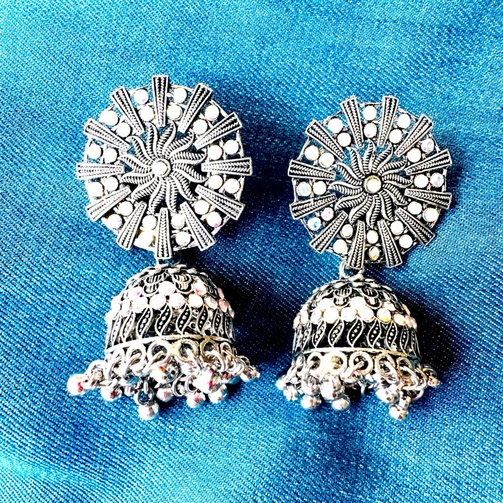 Gorgeous sparkling silver earrings!!! #earrings